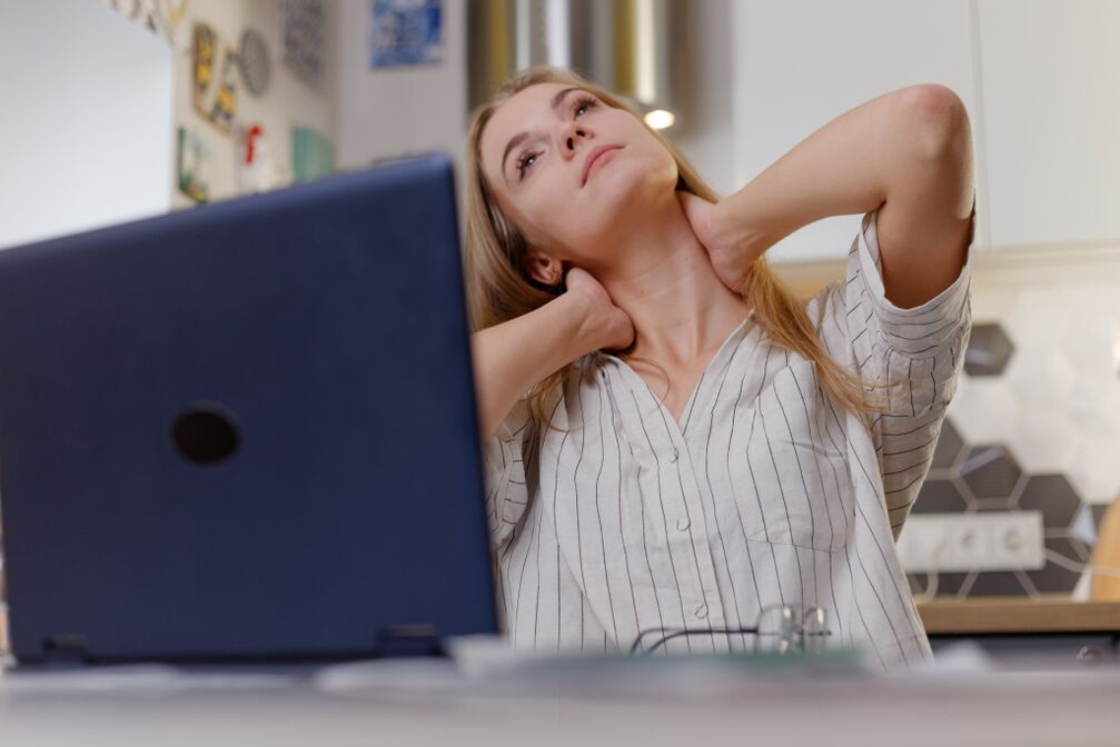 Einer der Faktoren bei der Entstehung einer zervikalen Osteochondrose ist die Arbeit am Computer. 